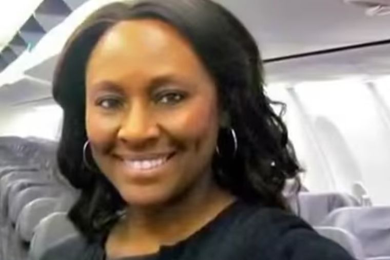 Stjuardesa primetila čudan par na letu i devojčici ostavila poruku: Istina je zaprepastila! (VIDEO)