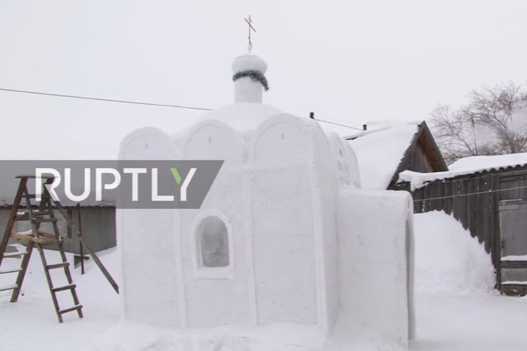 Selo nikad nije imalo crkvu: Aleksandar ju je sagradio od snega! (FOTO)