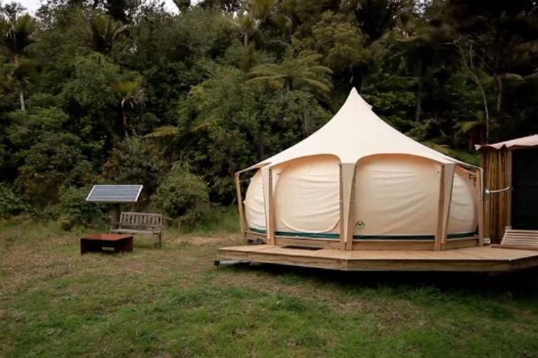 Smejali mu se kada je počeo da živi u šatoru: Sada mu svi zavide! (VIDEO)