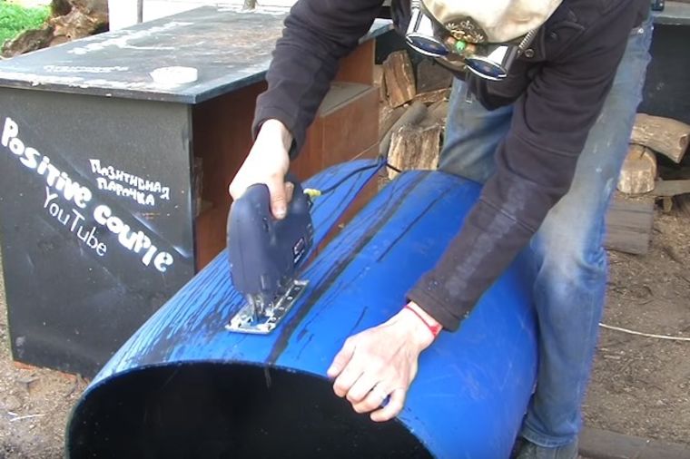 Počeo da seče staro plastično bure: Krajnji rezultat je potpuno neverovatan! (VIDEO)