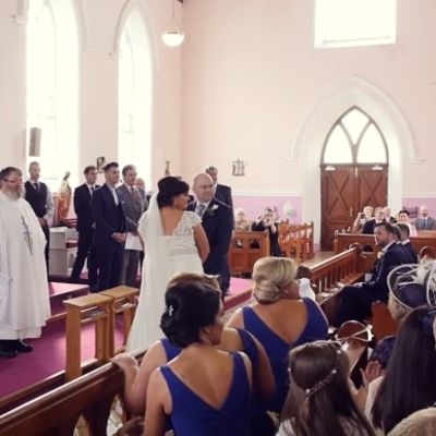 Glas u pozadini prekinuo venčanje: Kada se mlada okrenula, nije mogla da zadrži suze! (VIDEO)