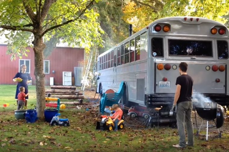 Od školskog autobusa napravili dom iz snova: Petočlana porodica komotno živi ovde! (VIDEO)