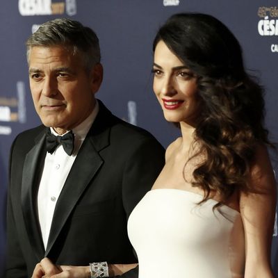 Više nema skrivanja: Amal Kluni na crvenom tepihu ponosno prošetala trudnički stomak! (FOTO)