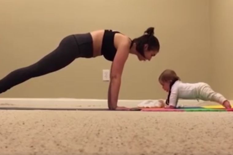 Mama je počela da vežba: Reakcija njenog malog sina će vas oduševiti! (VIDEO)