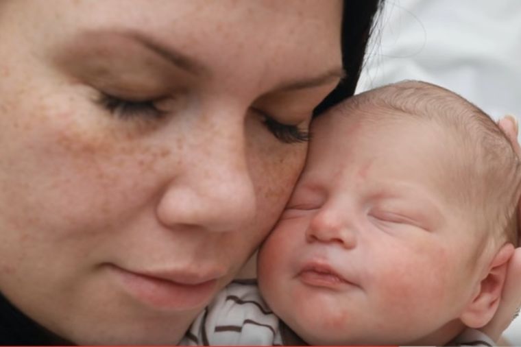Savetovali je da doji dete uprkos svemu: Beba joj umrla nakon samo par dana! (VIDEO)