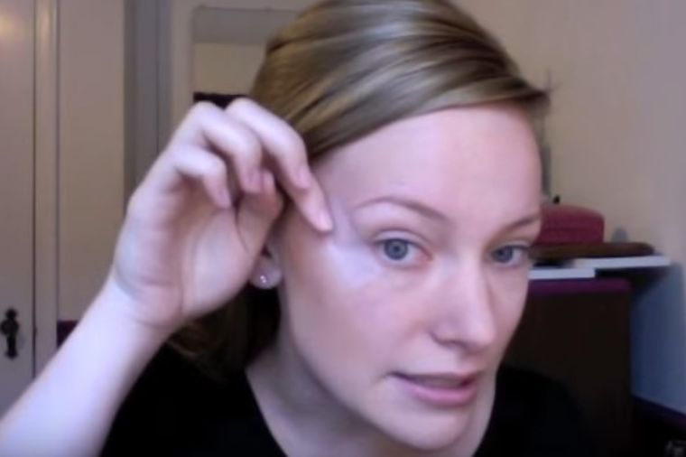 Zalepila je selotejp ispod očiju: Kada vidite krajnji rezultat, uradićete isto! (VIDEO)