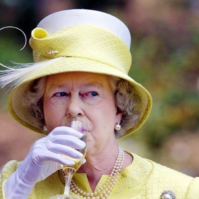 Kraljica Elizabeta voli dobru kapljicu: Šokiraće vas koliko alkohola popije svakog dana!