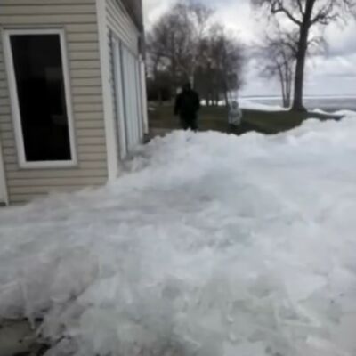 Jezivi prizor koji oduzima dah: Ledeni cunami guta sve pred sobom! (VIDEO)