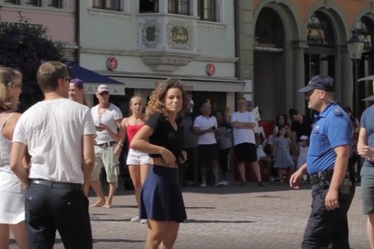 Mladi parovi plesali na ulici: Prišao im policajac i napravio haos! (VIDEO)