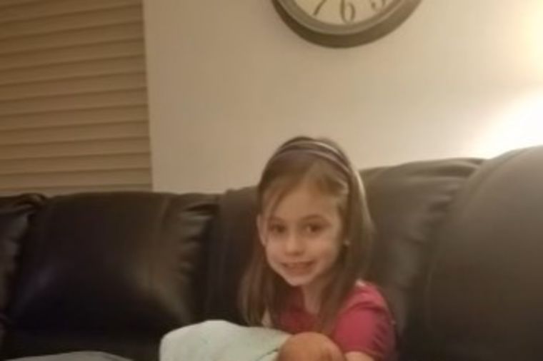 Devojčica (7) otvorila vrata držeći nepoznatu bebu: Porodica doživela šok života! (VIDEO)