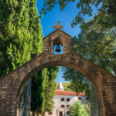 Pravoslavni dragulj u sred Dalmacije: Zavirite u lepotu manastira Krka! (FOTO, VIDEO)