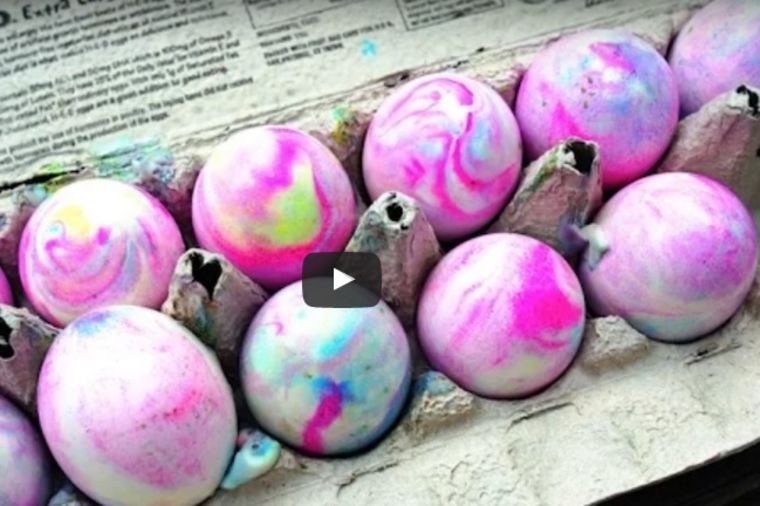 2 miliona žena iskoristiće novi, magični trik: Ovako se prirodno farbaju najlepša jaja! (FOTO)