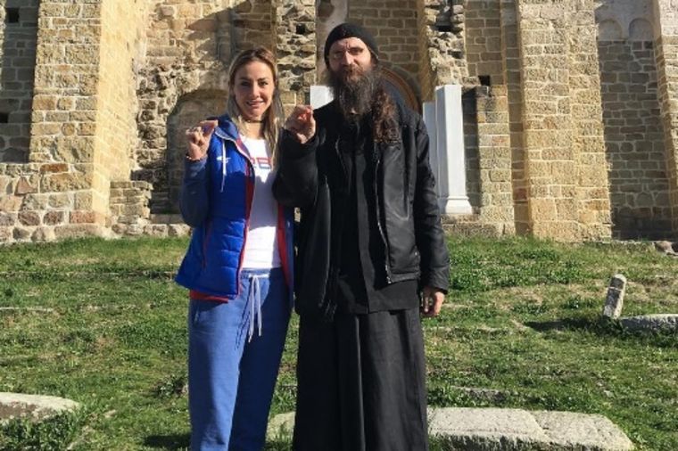 Milica Dabović tugu leči u manastiru: Posetila Đurđeve stupove (FOTO)