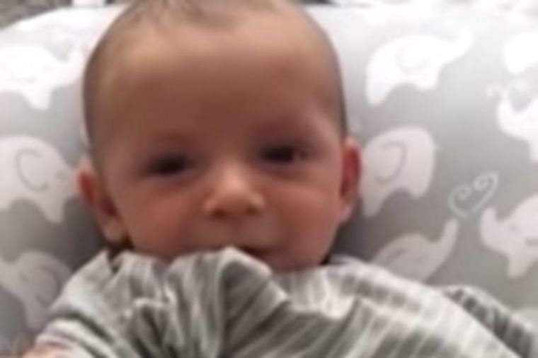 Nije mogao da umiri sina: Beba u sekundi prestala da plače zbog jedne stvari! (VIDEO)