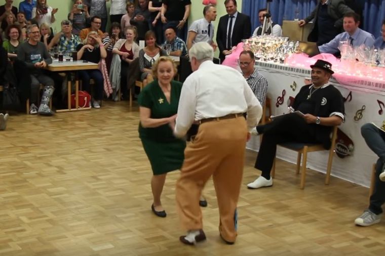 Baka i deka izašli na plesni podijum: A onda su napravili totalni haos! (VIDEO)