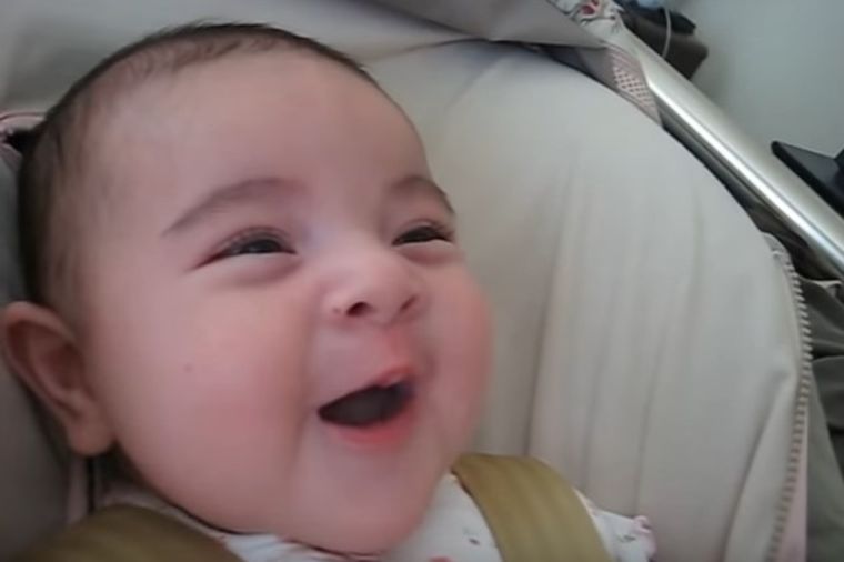 Mama zapevala svojoj 3-mesečnoj bebi: Njena reakcija nikoga ne ostavlja ravnodušnim! (VIDEO)