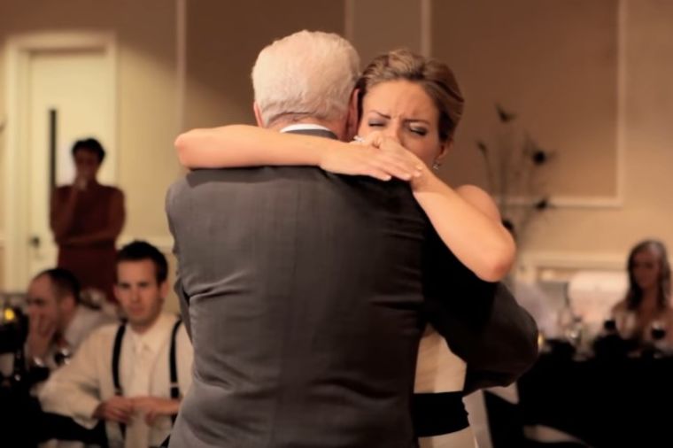 Otac mlade umro pre njenog venčanja: Brat joj priredio trenutak koji će zauvek pamtiti! (VIDEO)
