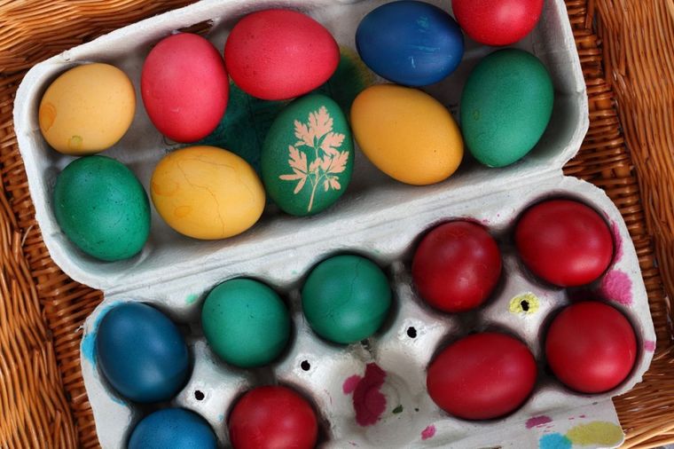 Počnite da odvajate i čuvate lukovinu: Prirodni načini da ofarbate jaja u sve boje!