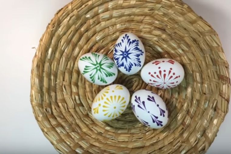 Ukrašavanje jaja voštanim bojama: Nerealno dobra tehnika, svima uspeva! (VIDEO)