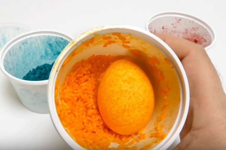 U čašu sa pirinčem dodao prehrambenu boju: Genijalan trik za farbanje uskršnjih jaja! (VIDEO)