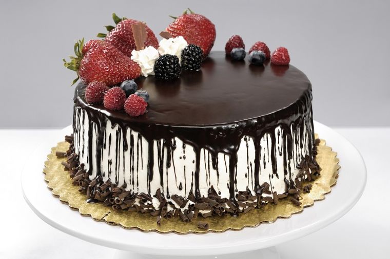 Luda torta gotova za 15 minuta: Čokoladni slatkiš bez mleka i jaja! (RECEPT)