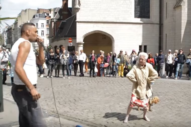 Baka prišla uličnom muzičaru: Slučajnim prolaznicima priredila trenutak za pamćenje! (VIDEO)