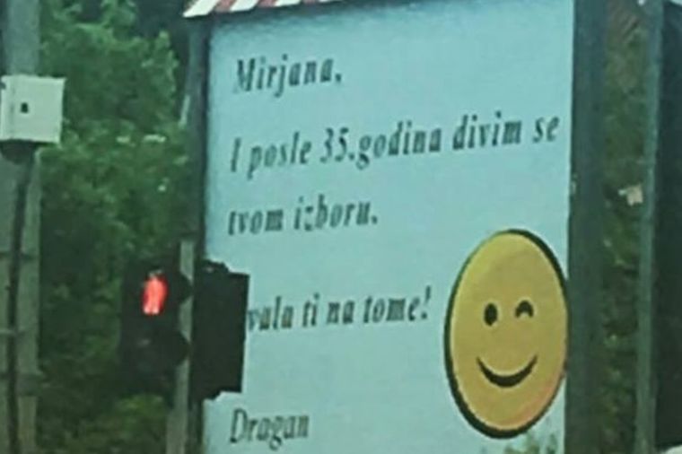 Urnebesna izjava ljubavi na bilbordu u sred Beograda: Zaljubljen do ušiju, ali u sebe! (FOTO)