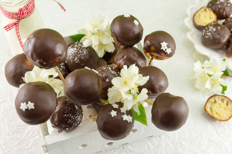Hit čokoladne lizalice: Nikad lakša priprema slatkiša za pamćenje! (RECEPT)