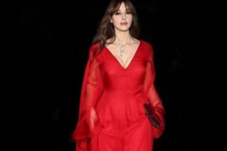 Monika Beluči u vatreno crvenoj haljini: Šta joj mogu godine? (FOTO)
