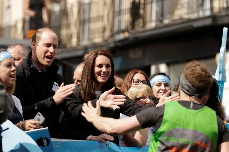 Princ Vilijam i Kejt Midlton napadnuti: Nezapamćeni skandal na Londonskom maratonu! (VIDEO)