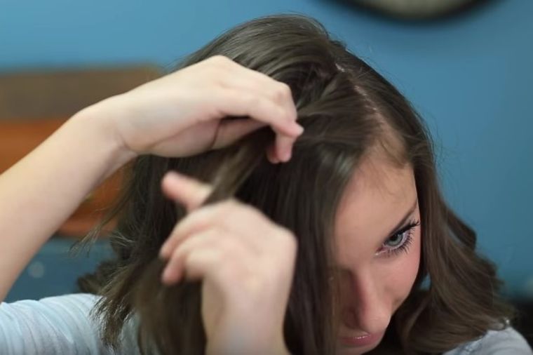 Za samo 2 minuta: Izdvojila je pramen kose i napravila fantastičnu frizuru! (VIDEO)