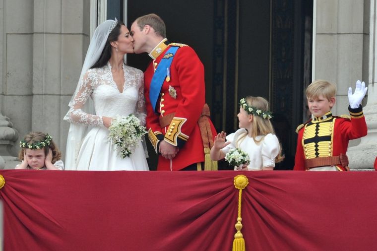 Sa 3 godine bila zvezda kraljevskog venčanja: Ovako danas izgleda najpoznatiji mali mrgud! (FOTO)