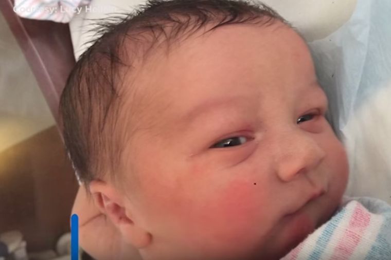 Porodila se carskim rezom: Doneli joj sina, šokirala se šta je držao u ruci! (VIDEO)