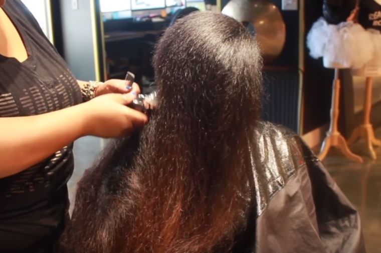 Samo je želela da se reši oštećene kose: Frizerka joj potpuno promenila lični opis! (VIDEO)