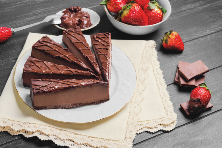 Ledeni čokoladni kolač: Brzi slatkiš koji se ne peče! (RECEPT)