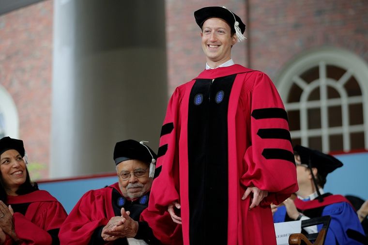 Mark Zakerberg dobio Harvard diplomu posle 12 godina (VIDEO)