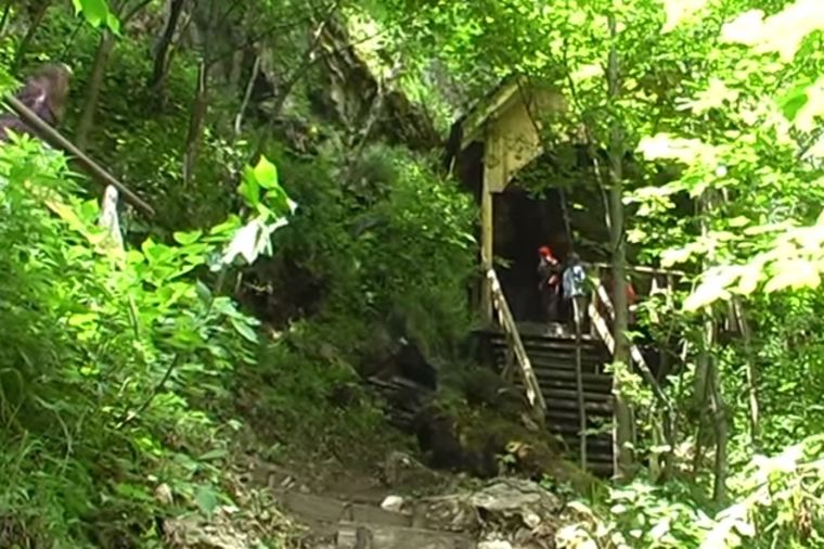 Najstarije srpsko svetilište: Iz skrivene pećine teče voda koja leči najteže bolesti (FOTO)