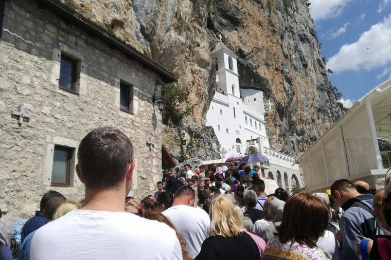 1996. godine Sveti Vasilije Ostroški hodio je po Crnoj Gori i Hercegovini: Pred njim, ljudi su padali kao pokošeni! (VIDEO)