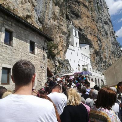 1996. godine Sveti Vasilije Ostroški hodio je po Crnoj Gori i Hercegovini: Pred njim, ljudi su padali kao pokošeni! (VIDEO)