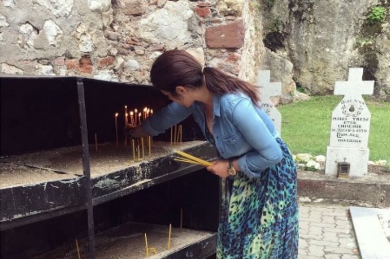 Seka Aleksić u poseti manastiru Vitovnica: Odvela sina Jakova na grob oca Tadeja (FOTO)