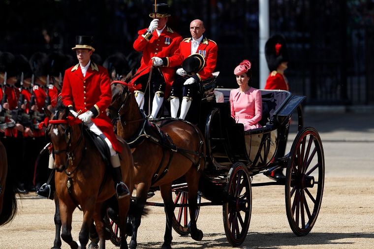 Zašto je danas cela Britanija gledala u Kejt Midlton: Roze je definitivno njena boja! (FOTO)