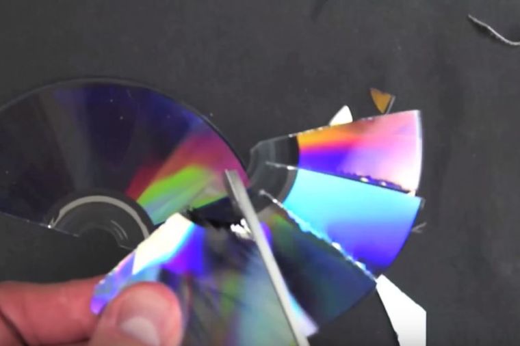 Stare diskove isekao na sitne delove: Krajnji rezultat oduševio sve! (VIDEO)