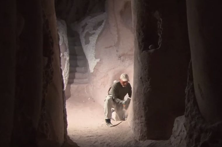 25 godina proveo u pećini sa psom: Zapanjiće vas šta je kamera snimila unutra! (VIDEO)