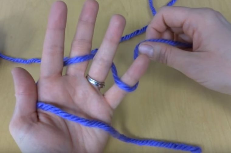 Počela je da mota vunicu oko prstiju: Zbog krajnjeg rezultata poželećete da uradite isto! (VIDEO)