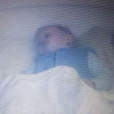 Gledali sina preko kamere dok spava: Zaprepastili se onim što je u krevecu! (VIDEO)
