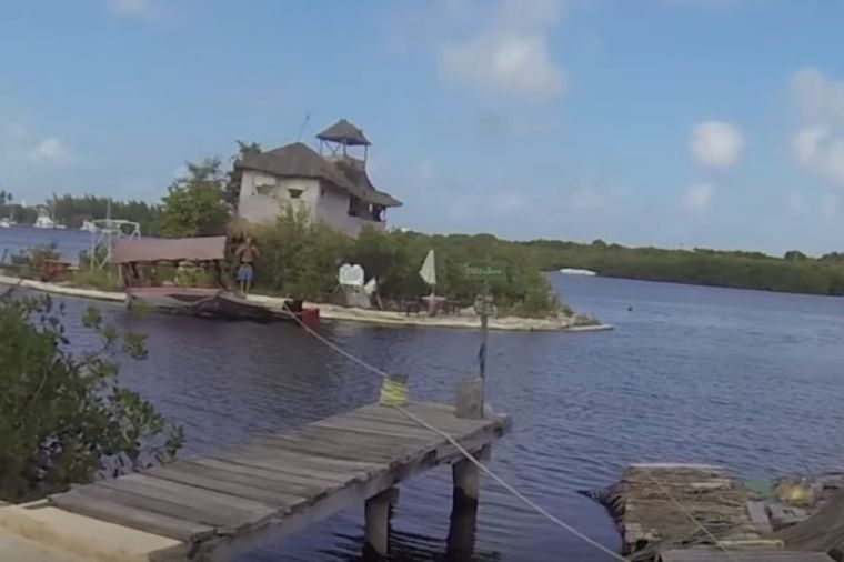 Svojim rukama napravio raj: Plutajuće ostrvo potpuno oduševi svakoga ko kroči tamo! (VIDEO)