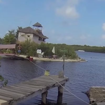Svojim rukama napravio raj: Plutajuće ostrvo potpuno oduševi svakoga ko kroči tamo! (VIDEO)