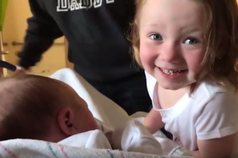 Devojčica upoznala svoju tek rođenu sestru: Nešto najslađe što ćete videti danas! (VIDEO)