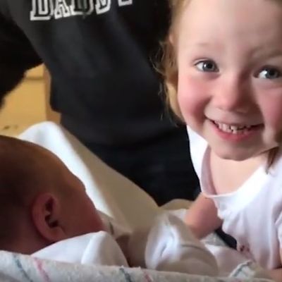 Devojčica upoznala svoju tek rođenu sestru: Nešto najslađe što ćete videti danas! (VIDEO)