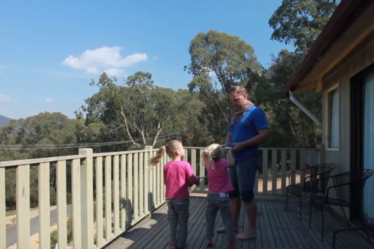 Tata izašao na terasu sa ćerkicama: Priredio im trenutak za pamćenje! (VIDEO)